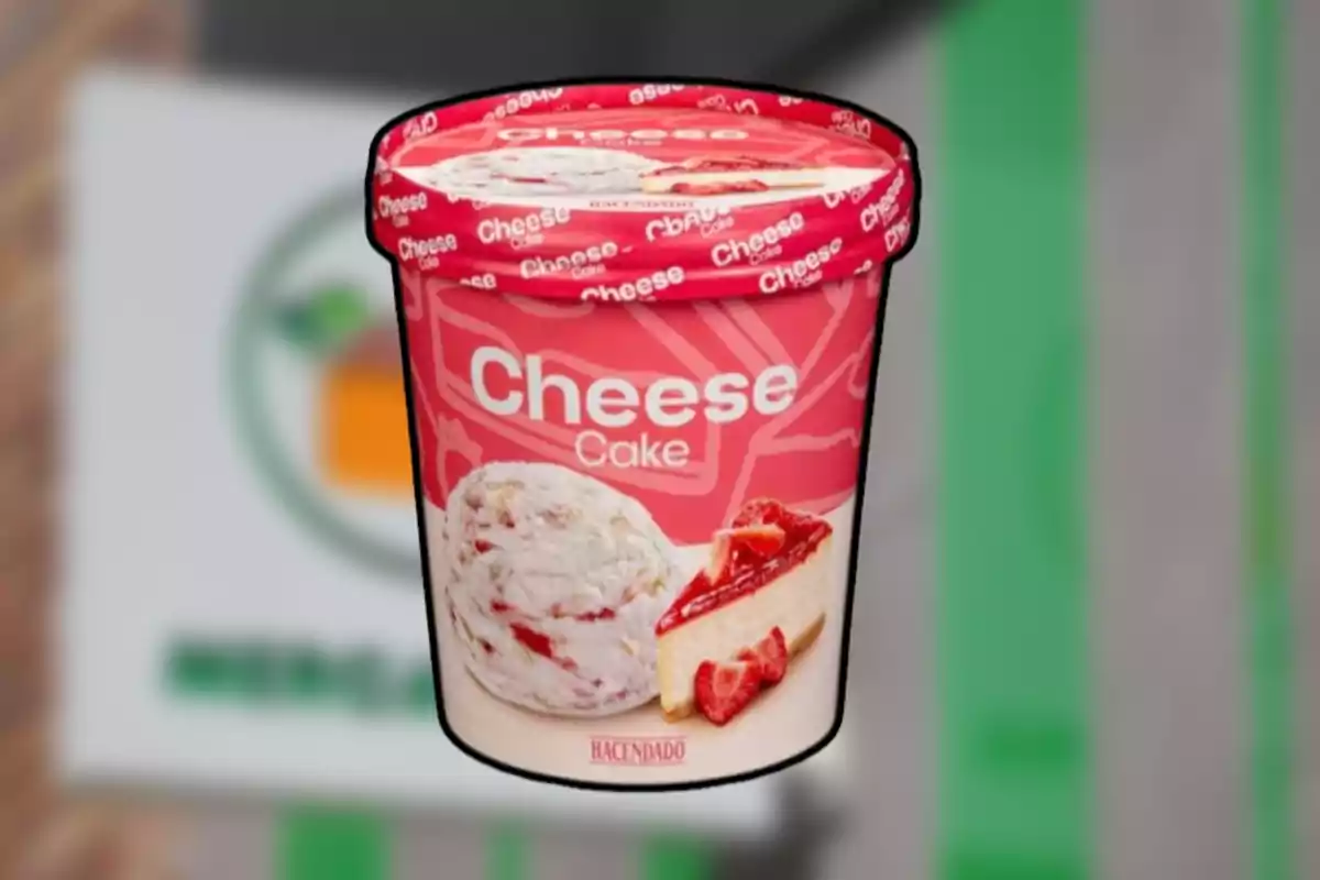 Envase de helado sabor cheesecake con trozos de fresa de la marca Hacendado sobre un fondo desenfocado Envase de helado sabor cheesecake con trozos de fresa de la marca Hacendado sobre un fondo desenfocado