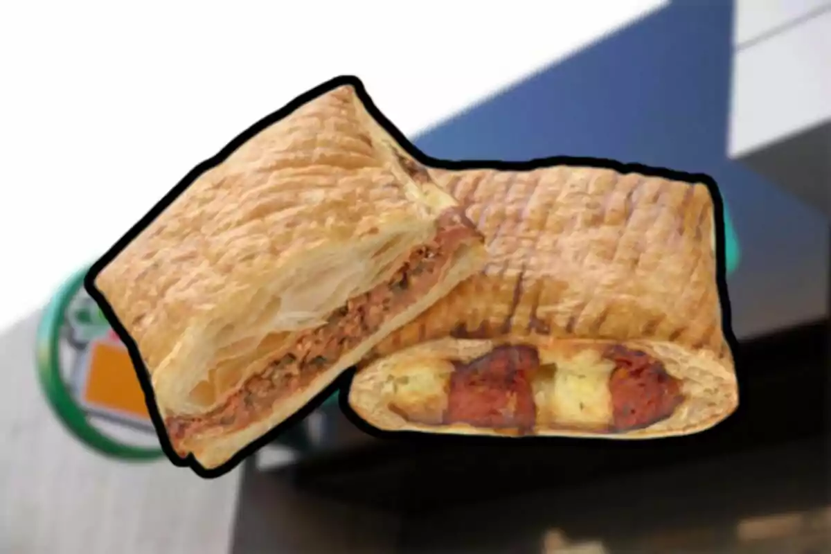 Dos empanadas de hojaldre rellenas, una de atún y otra de chorizo con queso, sobre un fondo desenfocado de una tienda. Dos empanadas de hojaldre rellenas, una de atún y otra de chorizo con queso, sobre un fondo desenfocado de una tienda.