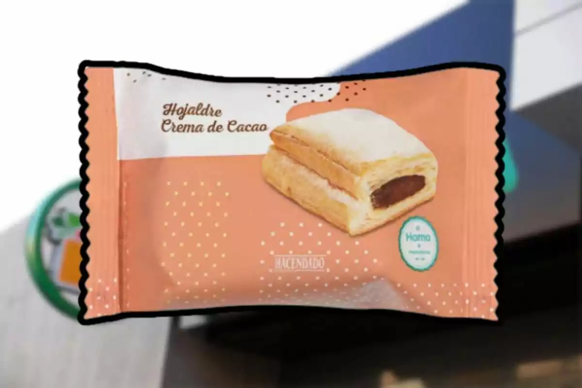 Paquete de hojaldre relleno de crema de cacao de la marca Hacendado sobre un fondo desenfocado Paquete de hojaldre relleno de crema de cacao de la marca Hacendado sobre un fondo desenfocado