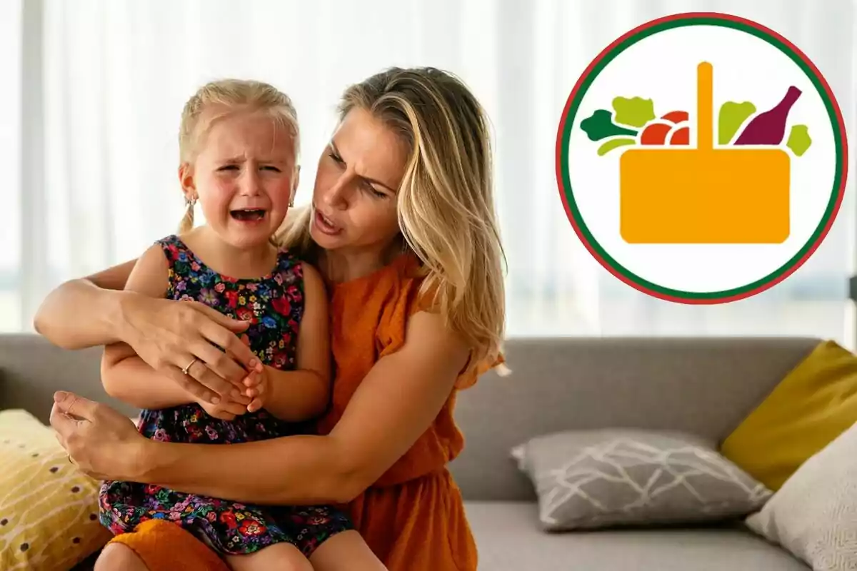 Mujer abrazando y consolando a una niña que está llorando en un sofá con un gráfico de una canasta de alimentos en la esquina superior derecha