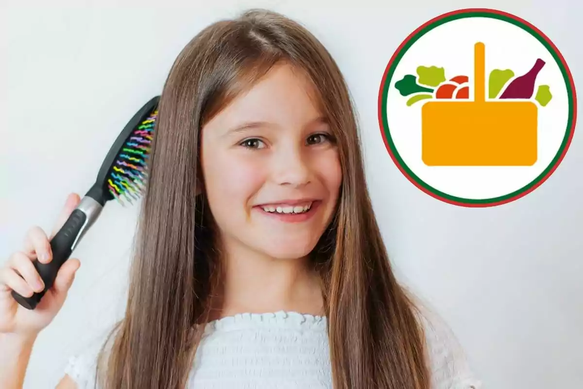 Niña sonriente con cabello largo y lacio se cepilla el pelo mientras al fondo aparece un dibujo de una canasta con alimentos Niña sonriente con cabello largo y lacio se cepilla el pelo mientras al fondo aparece un dibujo de una canasta con alimentos