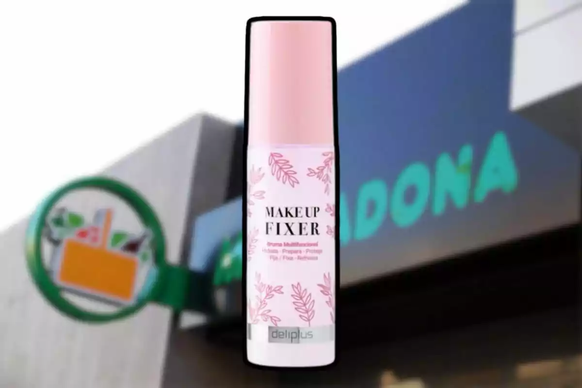 Spray fijador de maquillaje Deliplus con fondo de una tienda Mercadona desenfocada Spray fijador de maquillaje Deliplus con fondo de una tienda Mercadona desenfocada