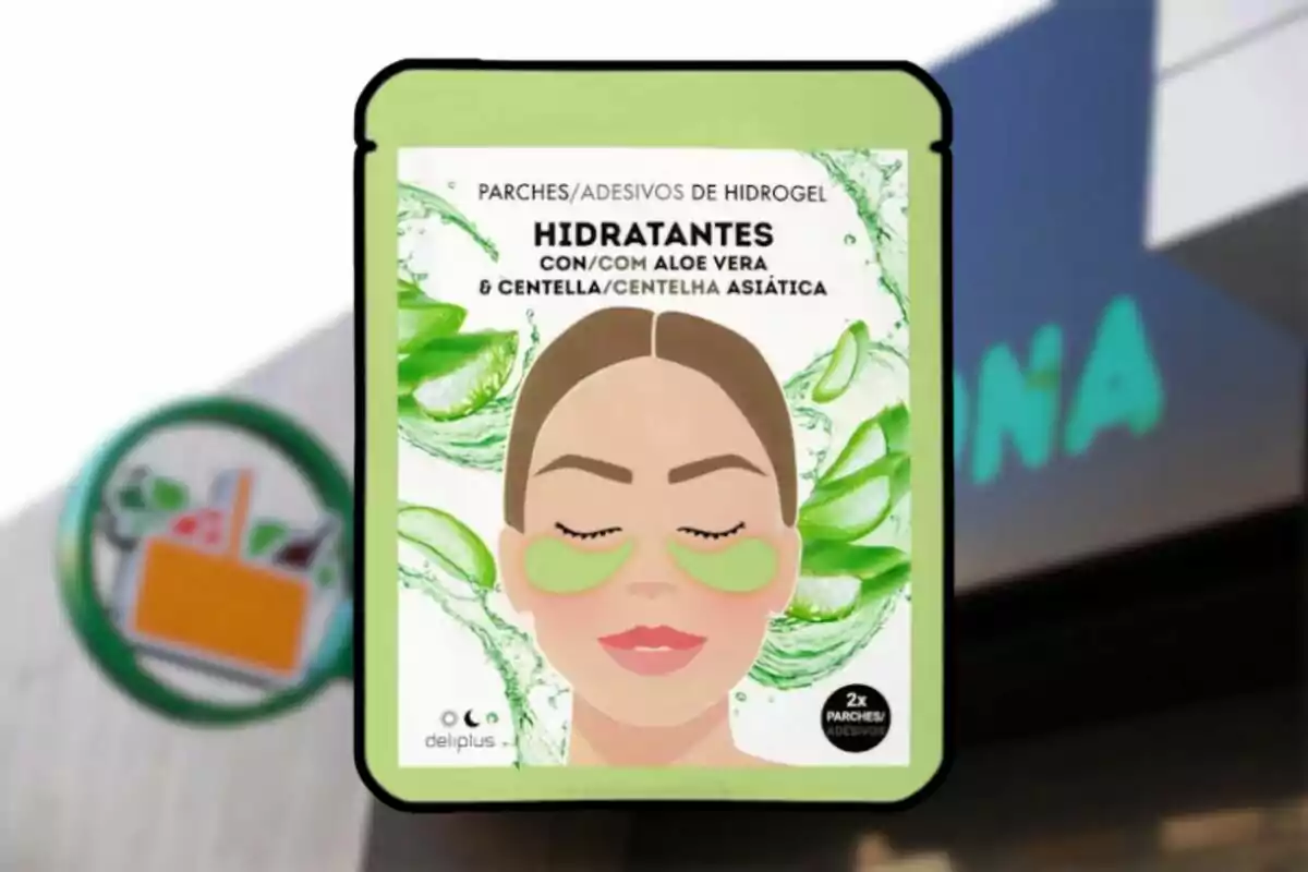 Envase de parches hidratantes de hidrogel con aloe vera y centella asiática de la marca Deliplus con ilustración de un rostro femenino usando los parches y fondo con hojas de aloe Envase de parches hidratantes de hidrogel con aloe vera y centella asiática de la marca Deliplus con ilustración de un rostro femenino usando los parches y fondo con hojas de aloe