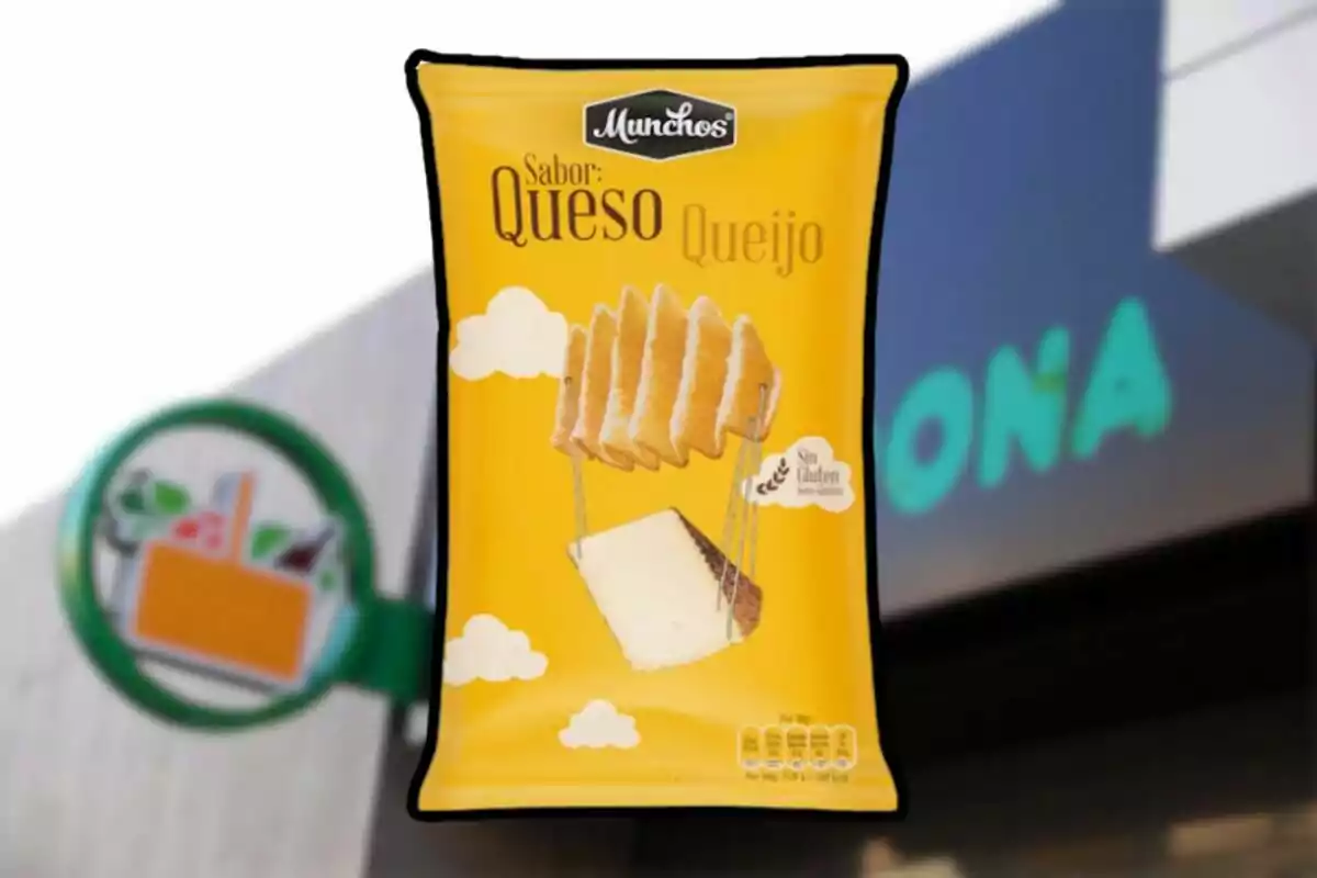 Bolsa de papas sabor queso marca Munchos frente a una tienda Bolsa de papas sabor queso marca Munchos frente a una tienda