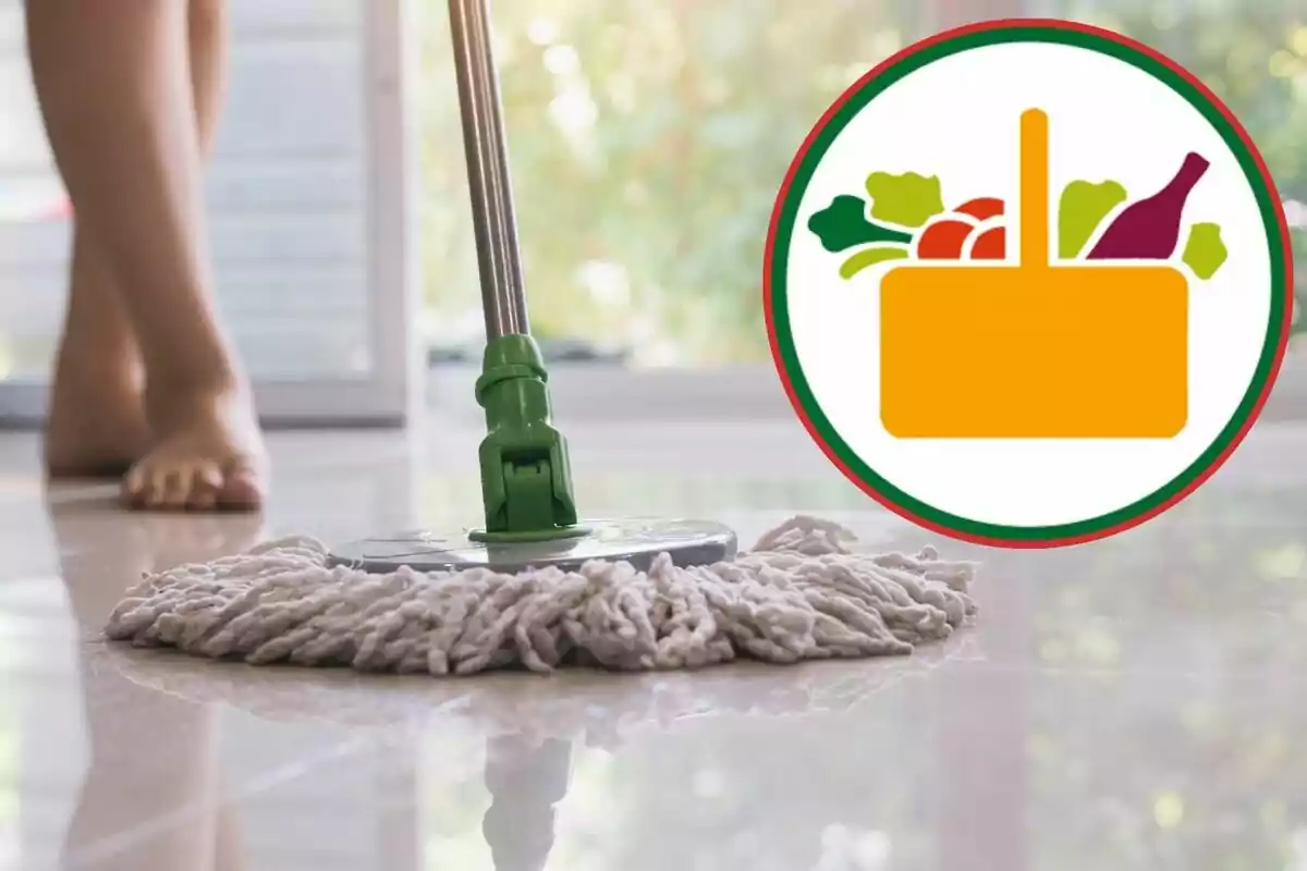 Persona limpiando el piso con un trapeador mientras aparece un gráfico de una canasta con alimentos Persona limpiando el piso con un trapeador mientras aparece un gráfico de una canasta con alimentos