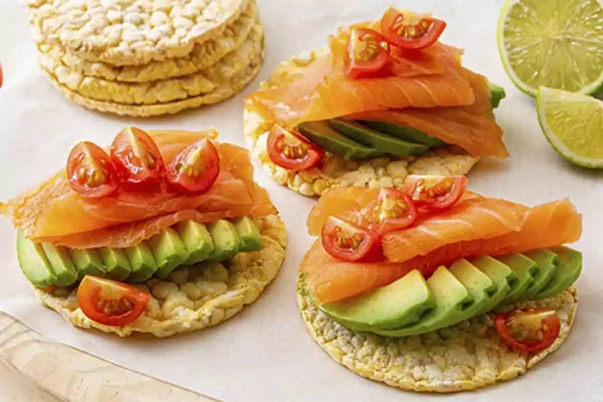 Tortitas de arroz cubiertas con rebanadas de aguacate, salmón ahumado y tomates cherry, acompañadas de rodajas de limón Tortitas de arroz cubiertas con rebanadas de aguacate, salmón ahumado y tomates cherry, acompañadas de rodajas de limón