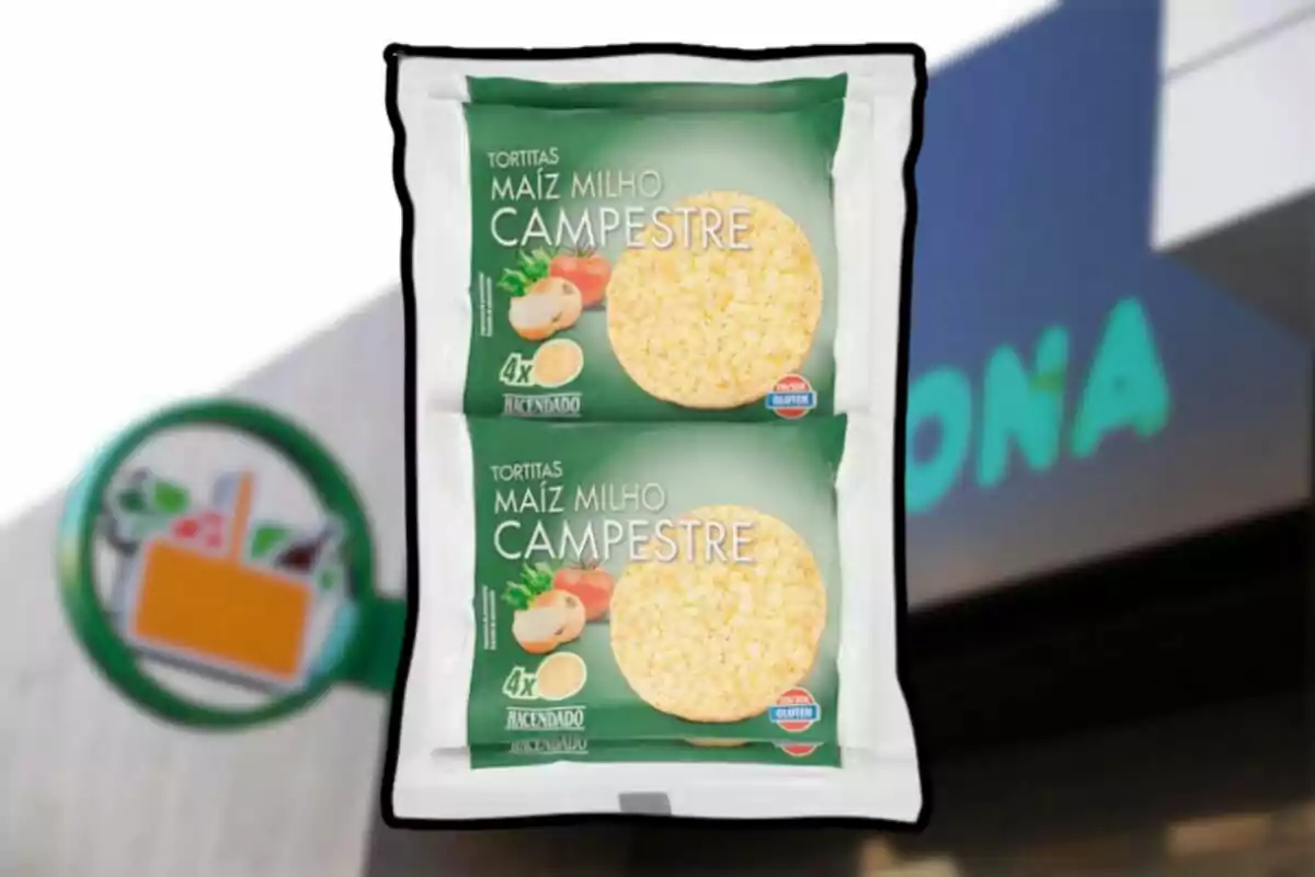 Paquete de tortitas de maíz campestre de la marca Hacendado frente a una tienda Mercadona desenfocada Paquete de tortitas de maíz campestre de la marca Hacendado frente a una tienda Mercadona desenfocada