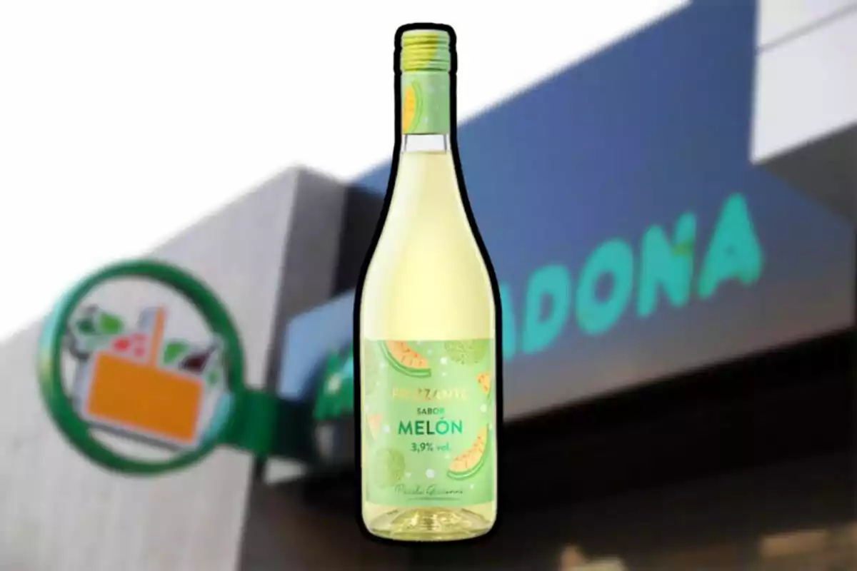 Botella de vino frizzante sabor melón frente a una tienda Mercadona desenfocada Botella de vino frizzante sabor melón frente a una tienda Mercadona desenfocada