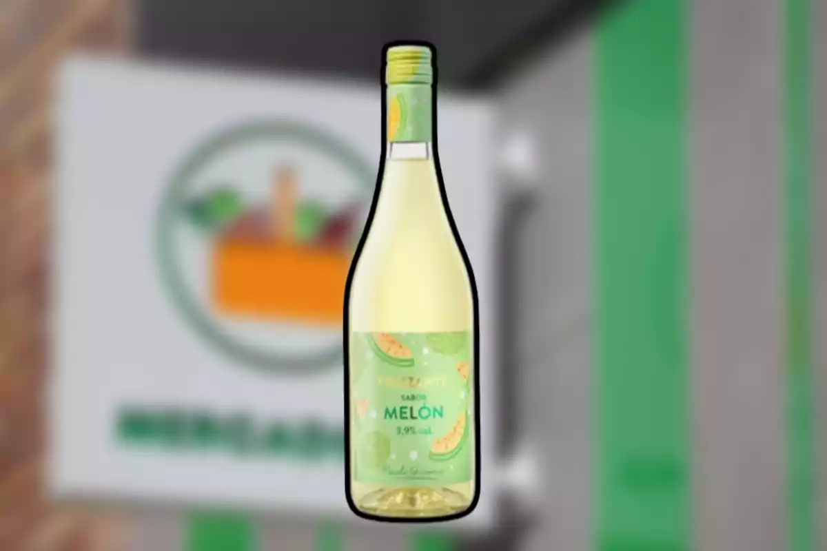 Botella de vino frizzante sabor melón con etiqueta verde y fondo desenfocado de una tienda Botella de vino frizzante sabor melón con etiqueta verde y fondo desenfocado de una tienda