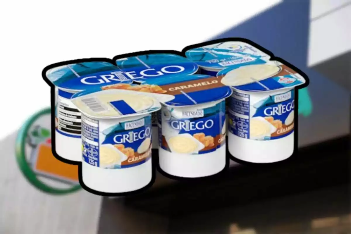 Pack de yogures griegos sabor caramelo de la marca Hacendado sobre un fondo desenfocado Pack de yogures griegos sabor caramelo de la marca Hacendado sobre un fondo desenfocado