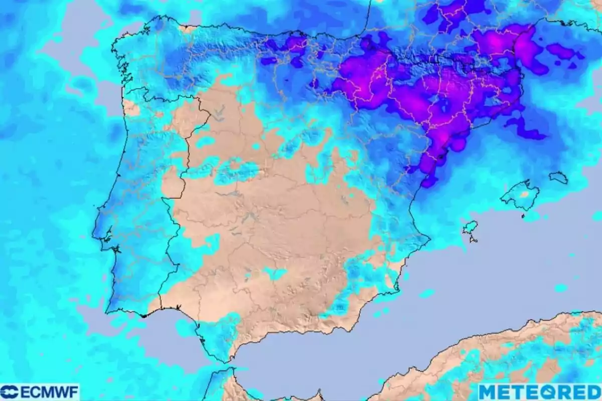 Mapa meteorológico de la península ibérica con diferentes tonalidades de azul y morado que indican precipitaciones o acumulación de nieve en el norte y noreste Mapa meteorológico de la península ibérica con diferentes tonalidades de azul y morado que indican precipitaciones o acumulación de nieve en el norte y noreste