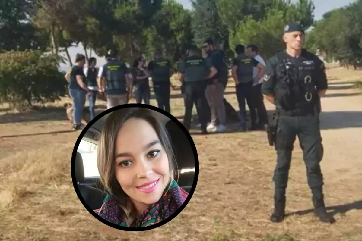 Un grupo de agentes de policía realiza una búsqueda en un parque mientras un agente vigila al frente y en la esquina inferior izquierda aparece el retrato de una mujer joven sonriendo.
