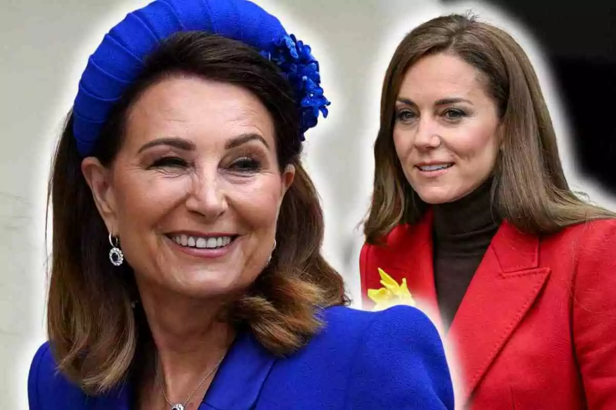 Posan sonrientes Carole Middleton con un conjunto azul con tocado y Kate con un abrigo rojo con suéter marrón y una flor amarilla en la solapa