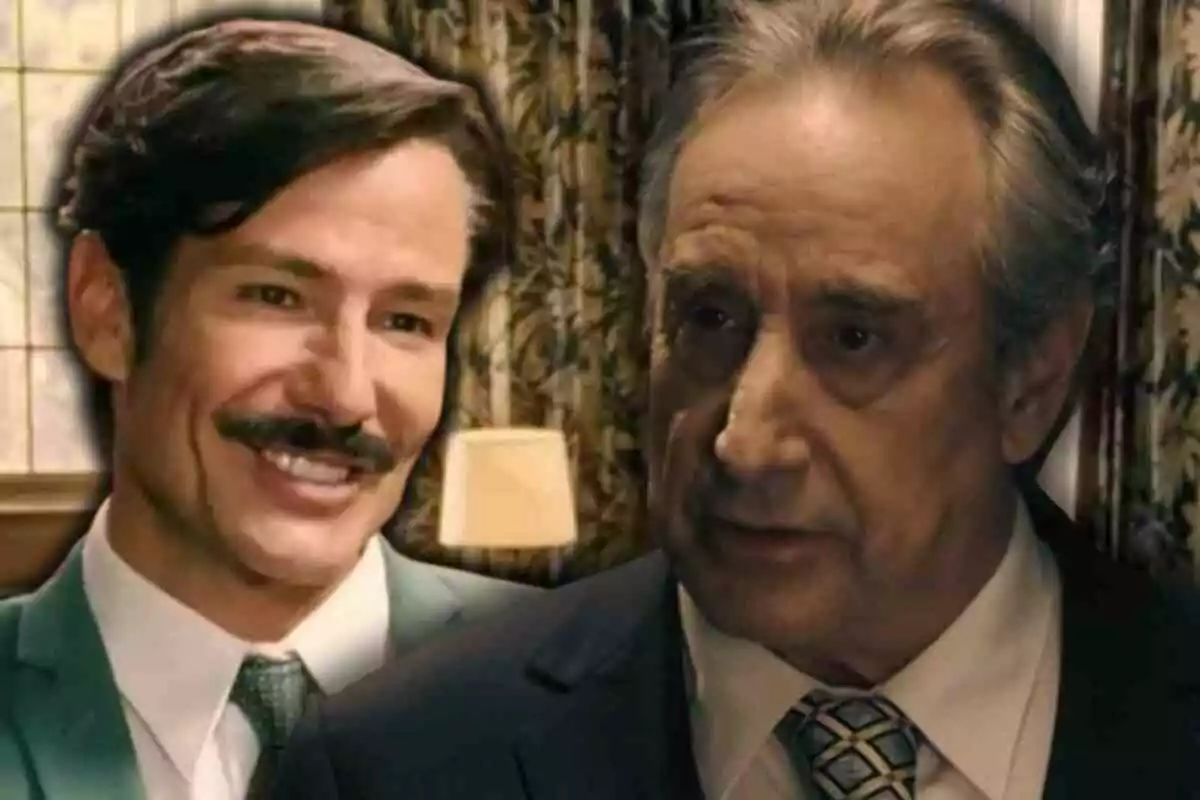 Juanjo Puigcorbé (Don Pedro) y Alejandro Albarracín (Pelayo) vestidos de traje conversan en una habitación con cortinas estampadas y una lámpara de fondo Juanjo Puigcorbé (Don Pedro) y Alejandro Albarracín (Pelayo) vestidos de traje conversan en una habitación con cortinas estampadas y una lámpara de fondo