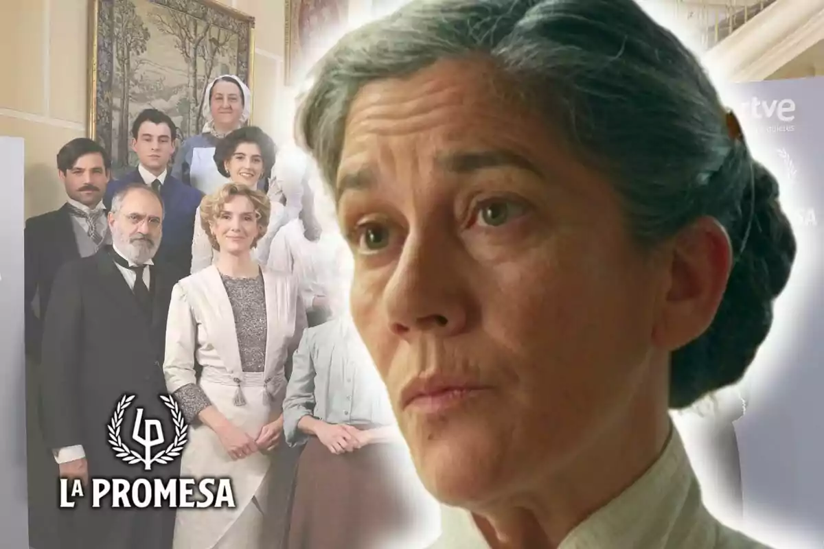 La actriz Marga Martínez con el cabello canoso aparece en primer plano con expresión seria mientras al fondo se ve un grupo de personas elegantemente vestidas junto al logo de la serie 'La Promesa'.