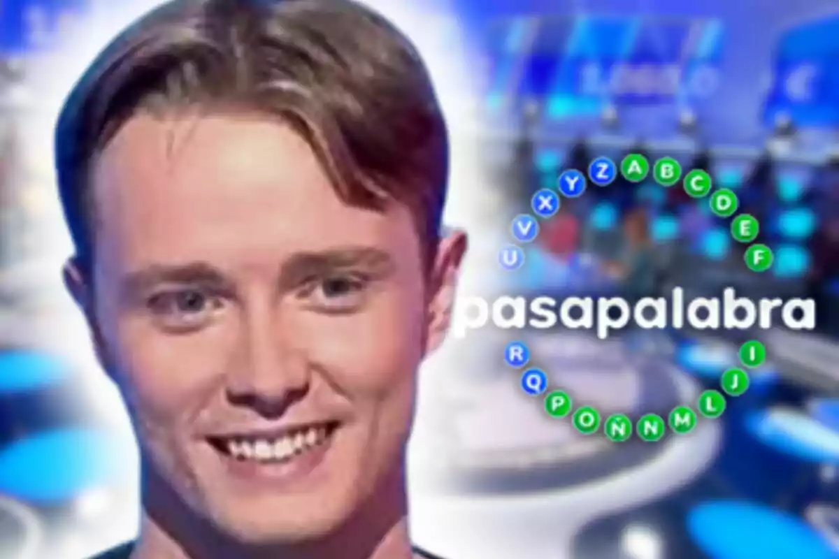Manu Pascual sonriente aparece en primer plano con el logo de 'Pasapalabra' y el rosco de letras al fondo en un estudio de televisión.