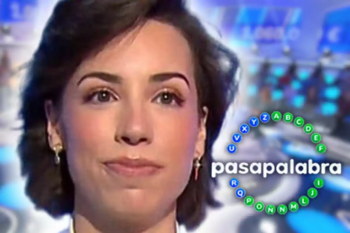 Primer plano de Rosa Rodríguez con expresión seria en un plató de televisión con el logo de 'Pasapalabra' a la derecha.