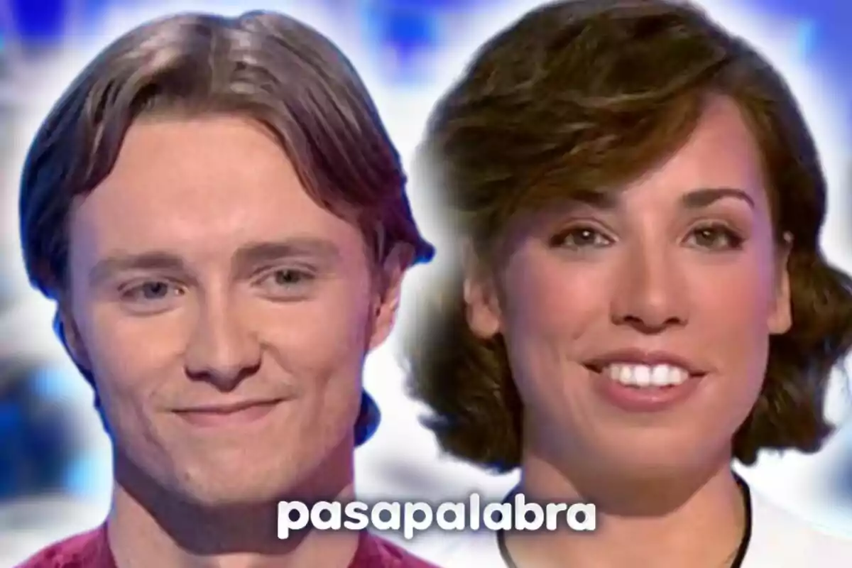 Dos concursantes sonríen frente a la cámara, los cuales son Rosa Rodríguez y Manu Pascual, con el logo de 'Pasapalabra' en la parte inferior de la imagen.