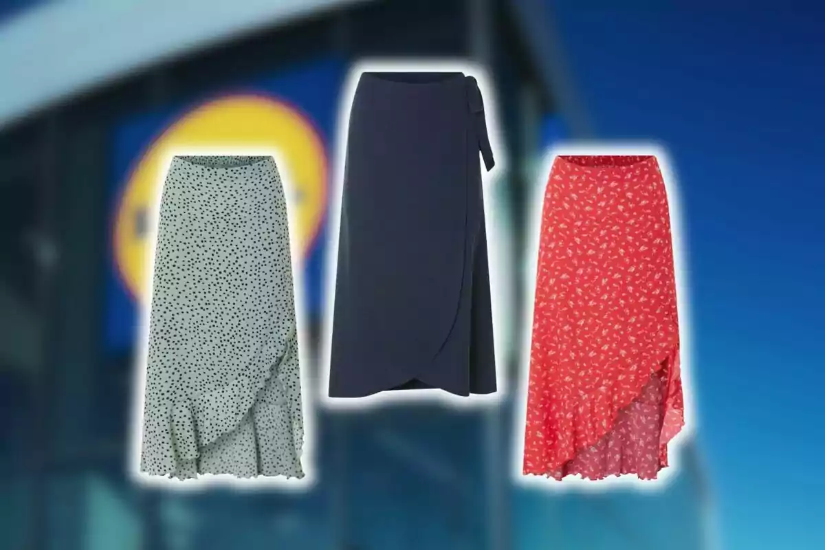 Tres faldas largas de diferentes colores y estampados de Lidl sobre un fondo desenfocado de una tienda. Tres faldas largas de diferentes colores y estampados de Lidl sobre un fondo desenfocado de una tienda.