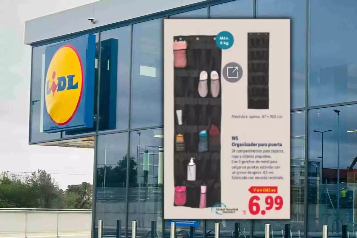 Fachada de una tienda Lidl con un cartel promocional de un organizador para puerta de 24 compartimentos a un precio de 6,99 euros Fachada de una tienda Lidl con un cartel promocional de un organizador para puerta de 24 compartimentos a un precio de 6,99 euros