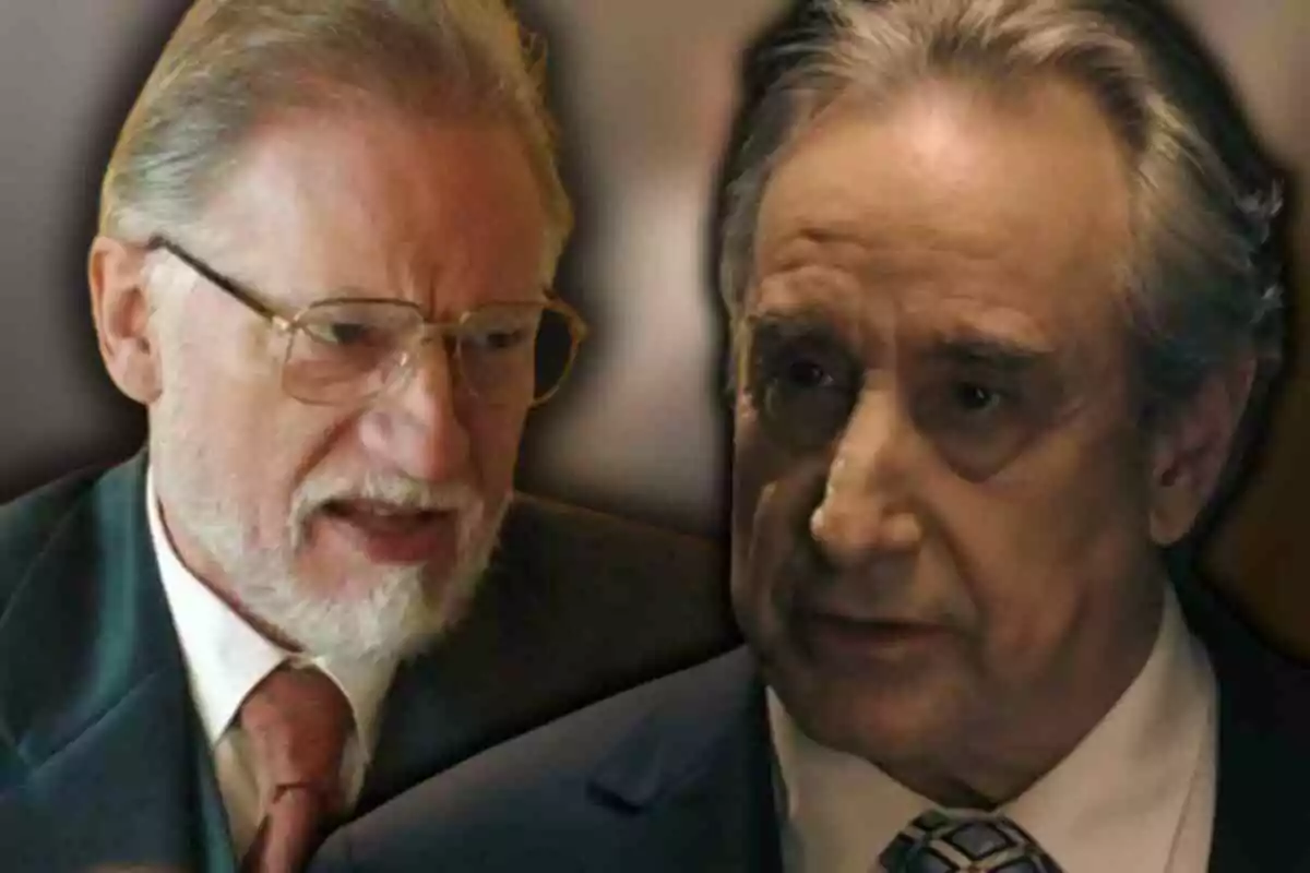 Nancho Novo y Juanjo Puigcorbé vestidos con traje y corbata conversan con expresiones serias Nancho Novo y Juanjo Puigcorbé vestidos con traje y corbata conversan con expresiones serias