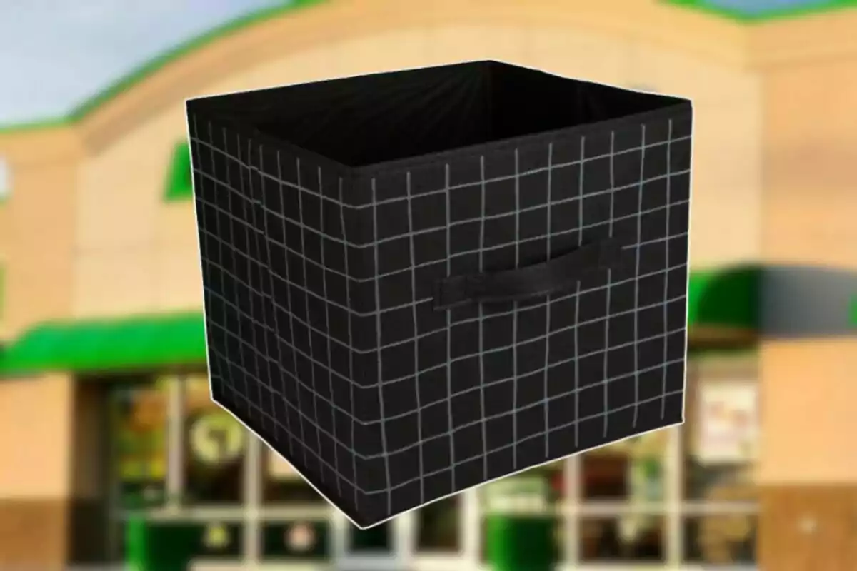 Caja organizadora negra con diseño de cuadros blancos y asa al frente Caja organizadora negra con diseño de cuadros blancos y asa al frente