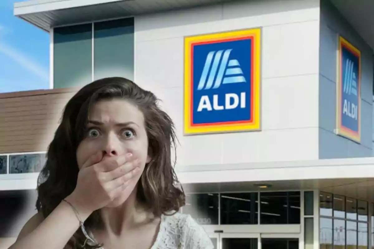 Mujer con expresión de sorpresa y la mano en la boca frente a una tienda Aldi
