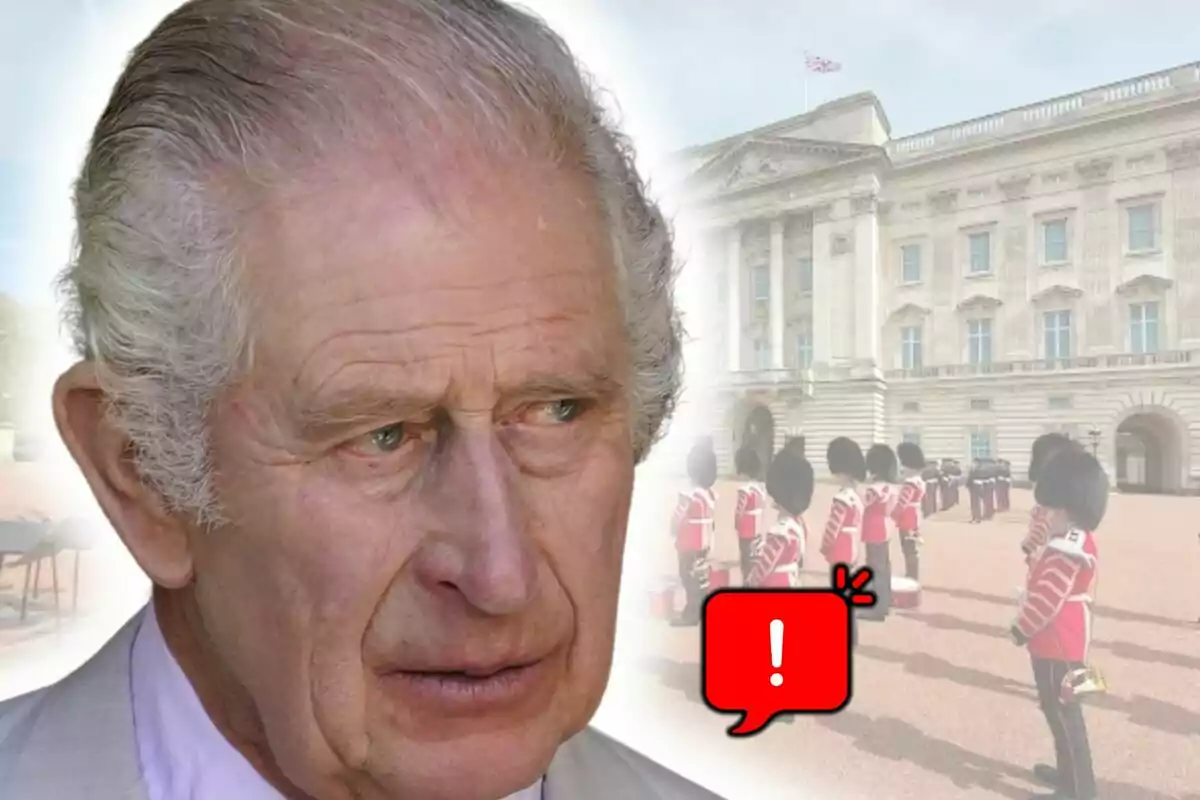 Carlos III con expresión seria al frente del Buckingham Palace con guardias uniformados y un ícono de advertencia rojo.