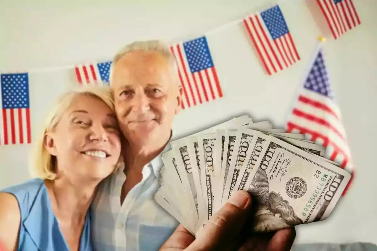 Pareja mayor sonriente con billetes de cien dólares en primer plano y banderas de Estados Unidos de fondo
