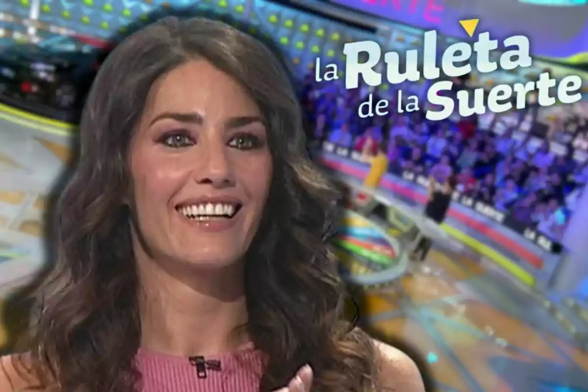 Laura Moure sonriente en primer plano con fondo del set del programa La Ruleta de la Suerte y público al fondo