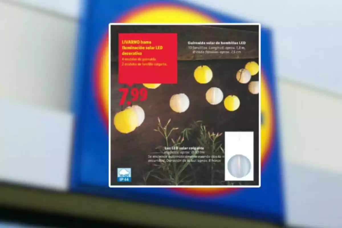 Publicidad de guirnaldas solares LED decorativas de colores blanco y amarillo con precio de 7.99 euros sobre un fondo borroso de la tienda Lidl Publicidad de guirnaldas solares LED decorativas de colores blanco y amarillo con precio de 7.99 euros sobre un fondo borroso de la tienda Lidl