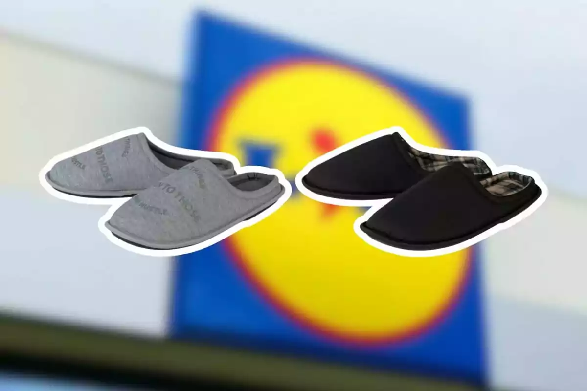Dos pares de pantuflas, uno gris y otro negro, aparecen sobre un fondo desenfocado con el logotipo de una tienda. Dos pares de pantuflas, uno gris y otro negro, aparecen sobre un fondo desenfocado con el logotipo de una tienda.