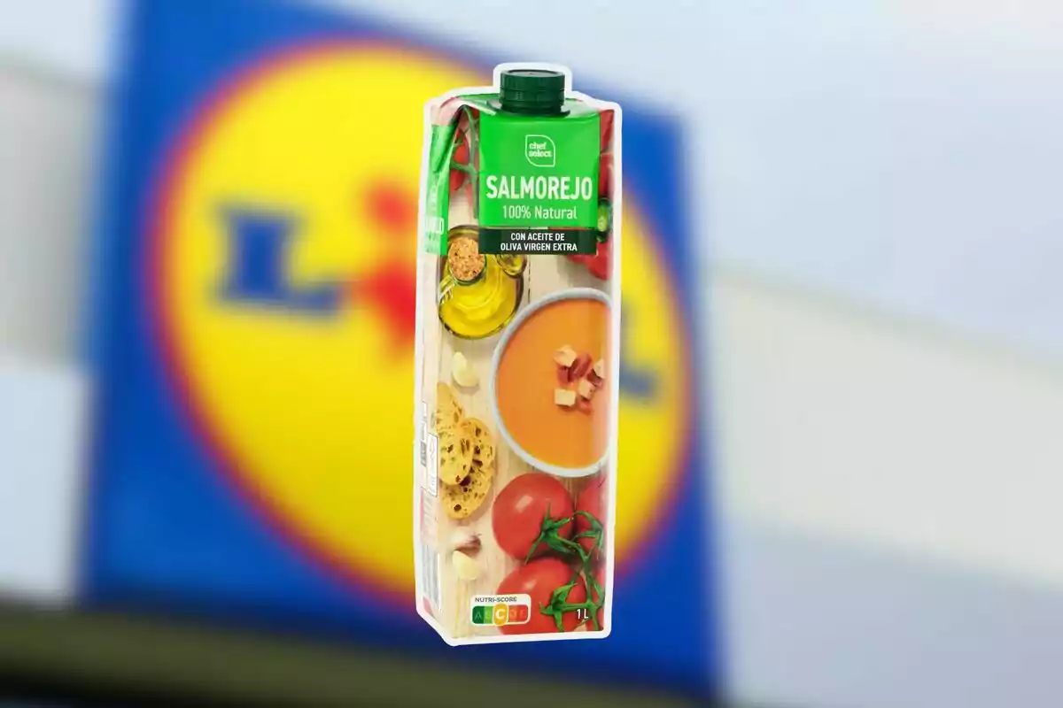 Envase de salmorejo Chef Select 100% natural de un litro con ingredientes frescos y fondo desenfocado de un cartel de supermercado Lidl Envase de salmorejo Chef Select 100% natural de un litro con ingredientes frescos y fondo desenfocado de un cartel de supermercado Lidl