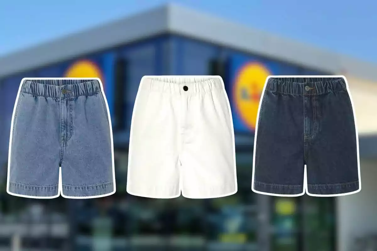 Tres shorts de mezclilla en diferentes colores frente a una tienda con el logo de Lidl desenfocado al fondo Tres shorts de mezclilla en diferentes colores frente a una tienda con el logo de Lidl desenfocado al fondo
