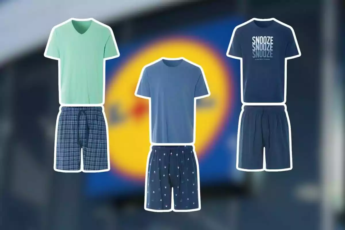 Tres conjuntos de pijama para hombre con camiseta y pantalón corto en diferentes colores y estampados sobre un fondo desenfocado de un logotipo de supermercado. Tres conjuntos de pijama para hombre con camiseta y pantalón corto en diferentes colores y estampados sobre un fondo desenfocado de un logotipo de supermercado.