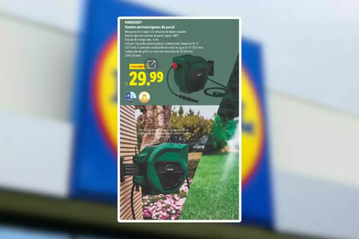 Publicidad de un tambor portamanguera de pared Parkside en una tienda Lidl con precio de 29.99 euros y una imagen del producto instalado en un jardín Publicidad de un tambor portamanguera de pared Parkside en una tienda Lidl con precio de 29.99 euros y una imagen del producto instalado en un jardín