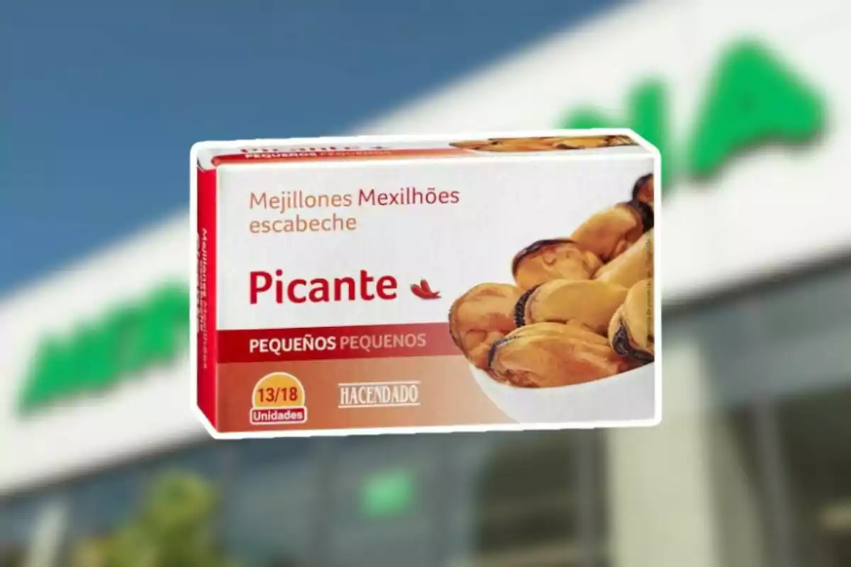 Caja de mejillones en escabeche picantes de la marca Hacendado frente a un supermercado Caja de mejillones en escabeche picantes de la marca Hacendado frente a un supermercado