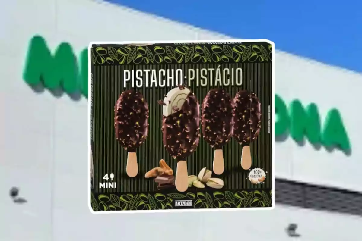 Caja de helados mini de pistacho cubiertos de chocolate de la marca Hacendado frente a una tienda Mercadona desenfocada Caja de helados mini de pistacho cubiertos de chocolate de la marca Hacendado frente a una tienda Mercadona desenfocada