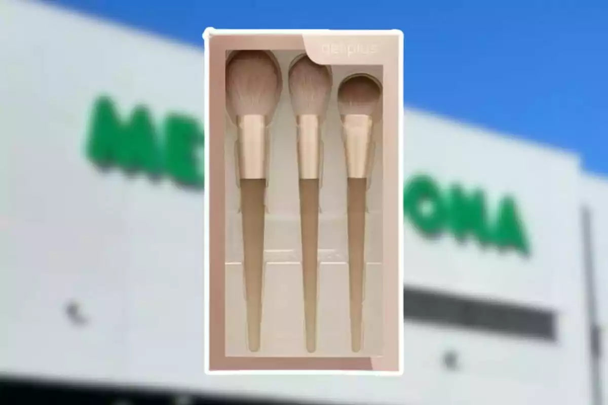 Set de tres brochas de maquillaje Deliplus en su empaque frente a una tienda Mercadona desenfocada Set de tres brochas de maquillaje Deliplus en su empaque frente a una tienda Mercadona desenfocada