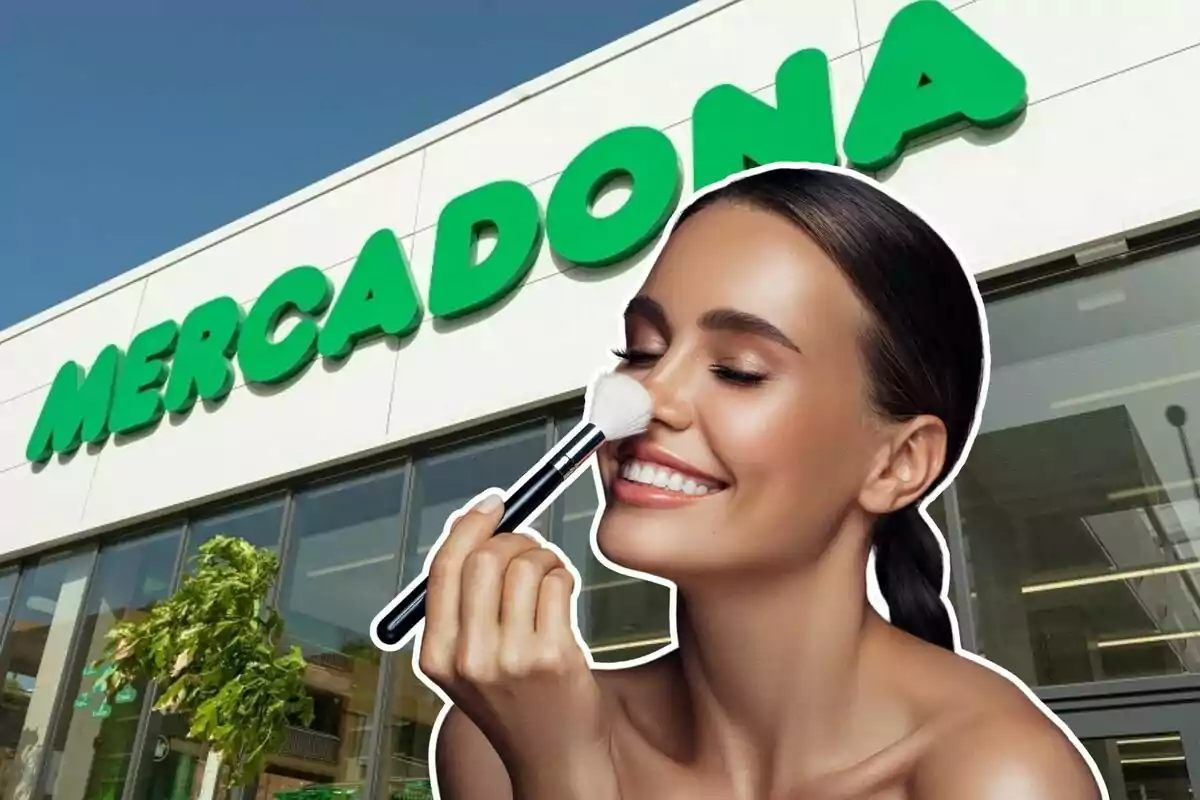 Mujer sonriente aplicándose maquillaje con una brocha frente a una tienda Mercadona