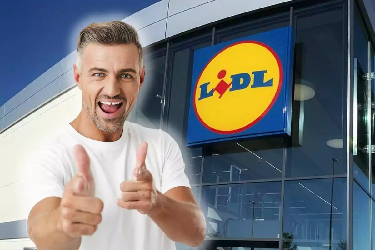 Hombre sonriente con camiseta blanca haciendo gestos de aprobación frente a una tienda Lidl