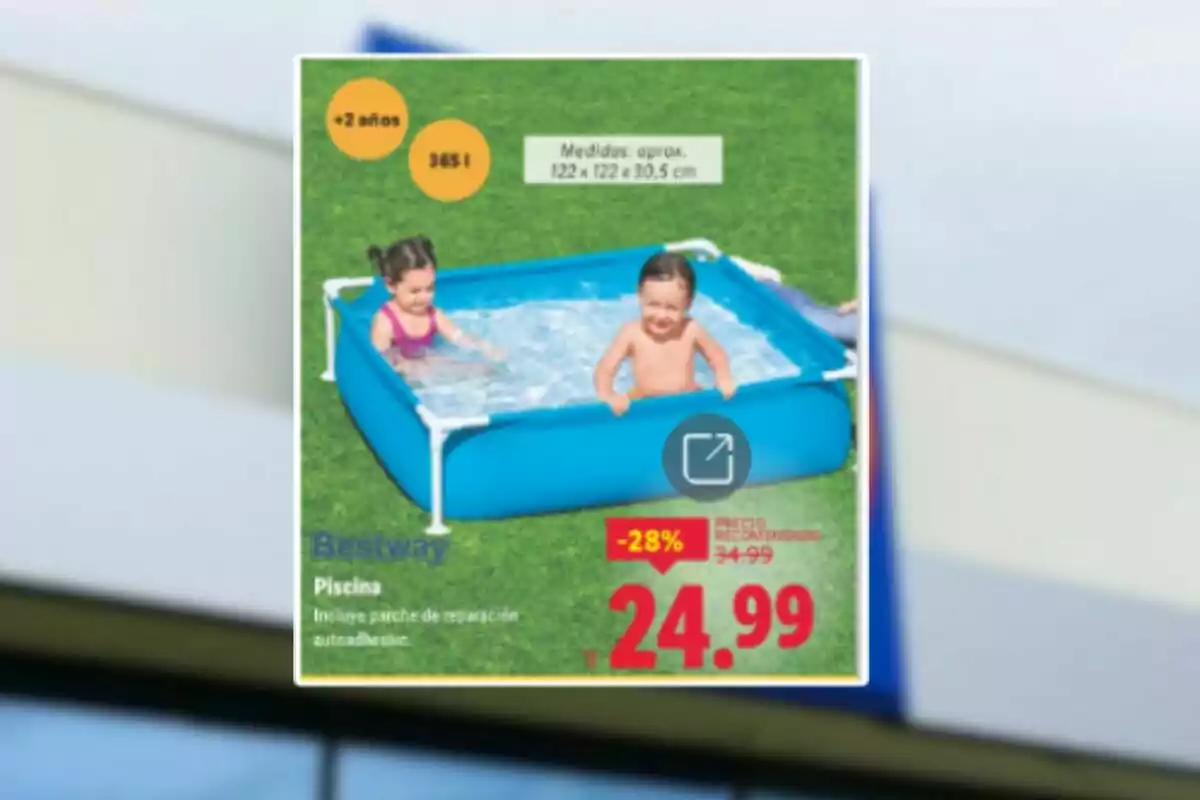 Dos niños pequeños juegan en una piscina cuadrada azul sobre césped con un precio de oferta de 24.99 euros Dos niños pequeños juegan en una piscina cuadrada azul sobre césped con un precio de oferta de 24.99 euros