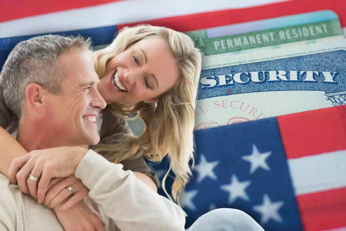 Pareja sonriente abrazándose con documentos de residencia y seguro social sobre una bandera de Estados Unidos