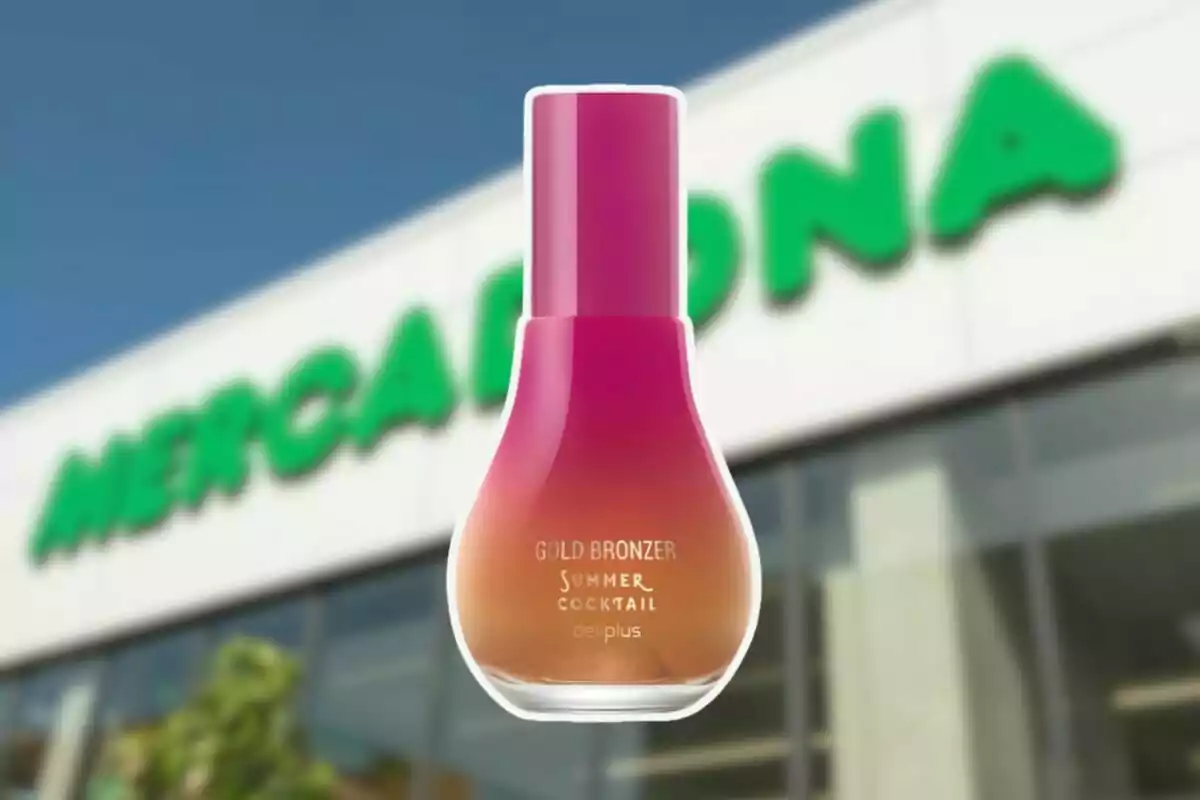 Un frasco de maquillaje Gold Bronzer de Deliplus frente a una tienda Mercadona desenfocada Un frasco de maquillaje Gold Bronzer de Deliplus frente a una tienda Mercadona desenfocada