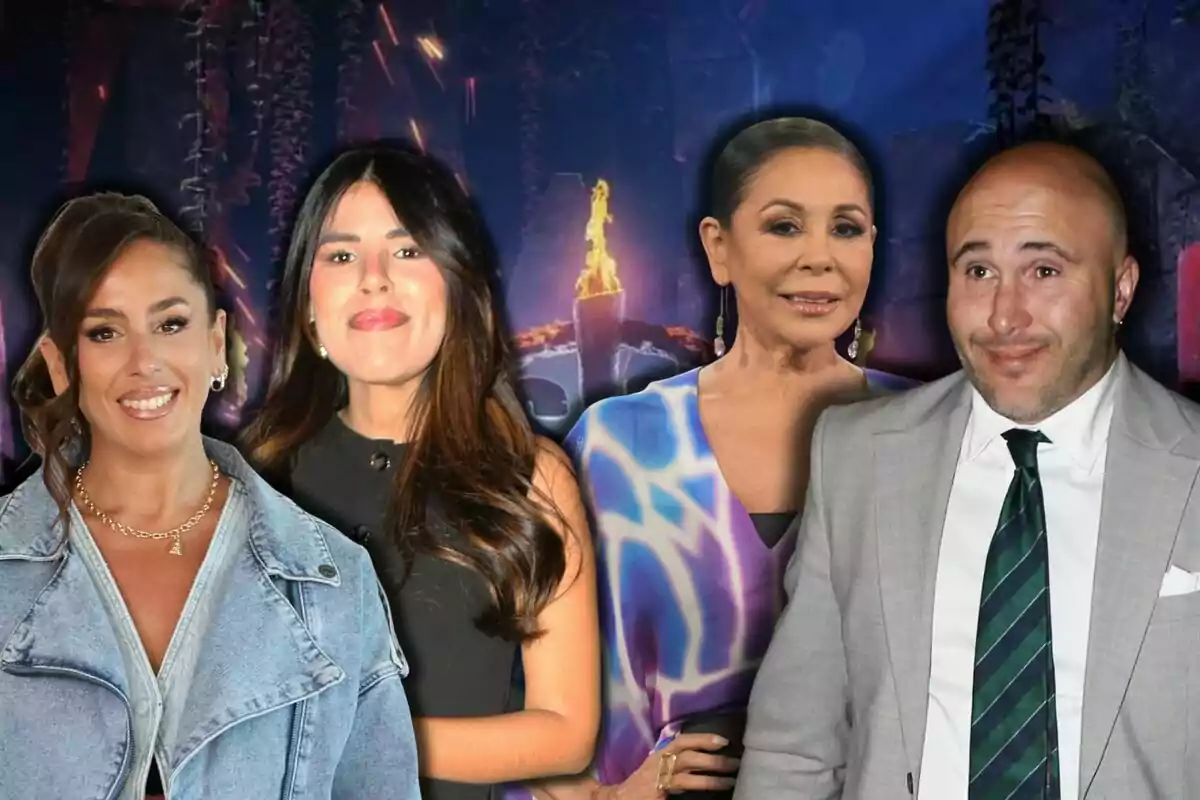 Anabel, Isa y Isabel Pantoja junto a Kiko Rivera posan sonrientes frente a un fondo oscuro con una antorcha encendida en el centro