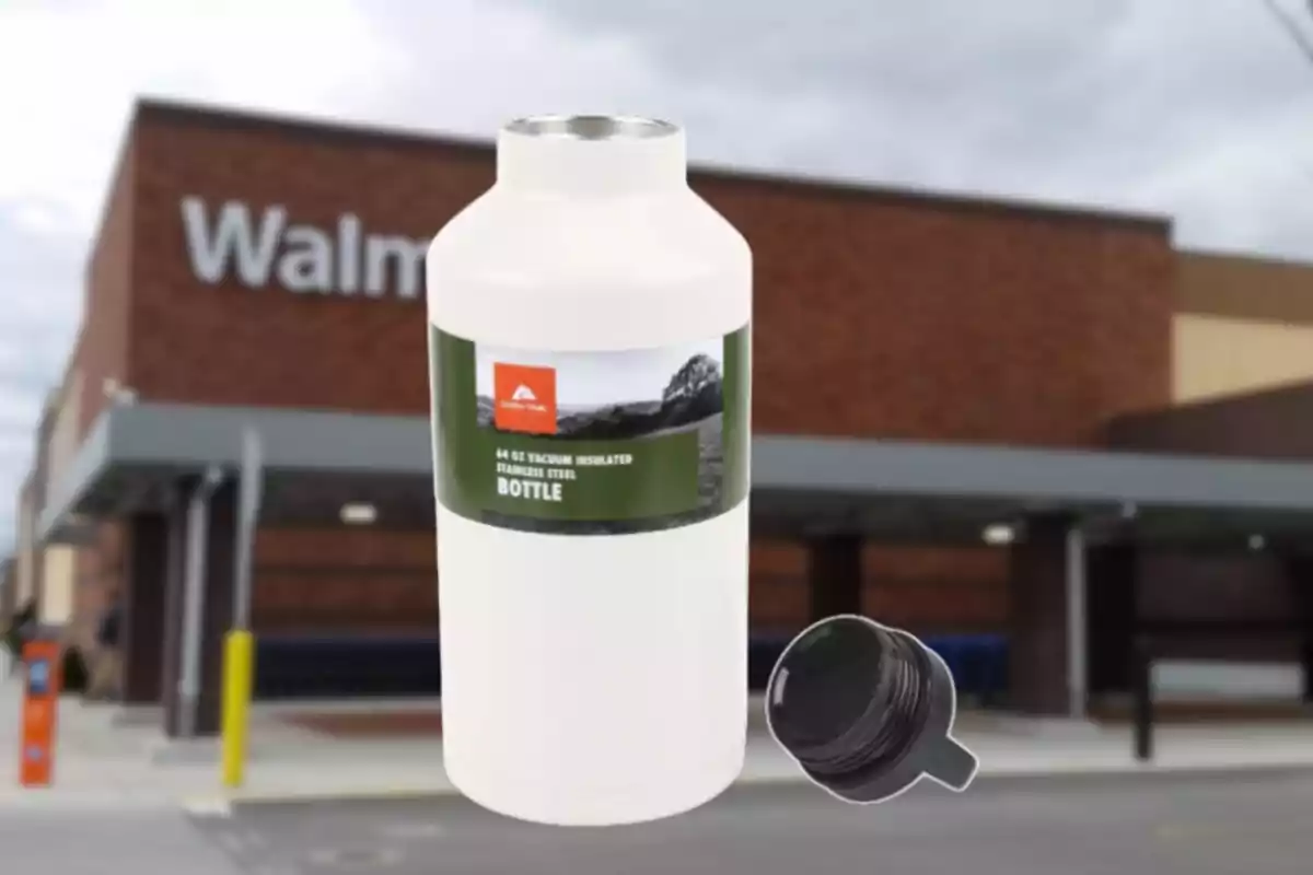Botella térmica blanca de acero inoxidable con tapa negra desenroscada al frente de una tienda Walmart desenfocada. Botella térmica blanca de acero inoxidable con tapa negra desenroscada al frente de una tienda Walmart desenfocada.