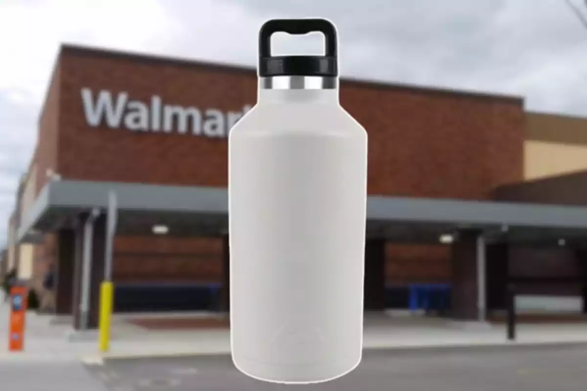Botella blanca de acero inoxidable con tapa negra frente a una tienda Walmart desenfocada Botella blanca de acero inoxidable con tapa negra frente a una tienda Walmart desenfocada