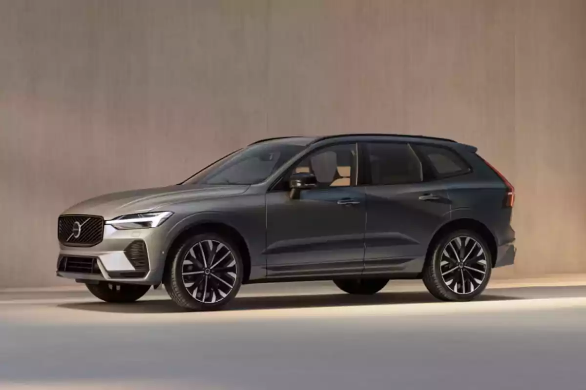 Volvo XC60 T& B5 AWD Mild‑Hybrid SUV gris estacionada en un entorno minimalista con fondo beige