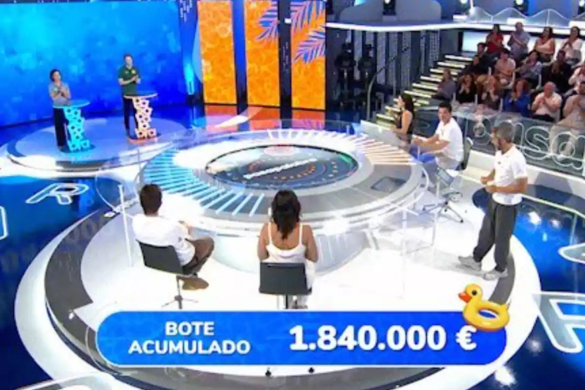 Concurso televisivo con varios participantes y público en el estudio, en la pantalla se muestra un bote acumulado de un millón ochocientos cuarenta mil euros junto a un dibujo de un pato inflable amarillo. Captura de 'Pasapalabra' Concurso televisivo con varios participantes y público en el estudio, en la pantalla se muestra un bote acumulado de un millón ochocientos cuarenta mil euros junto a un dibujo de un pato inflable amarillo. Captura de 'Pasapalabra'