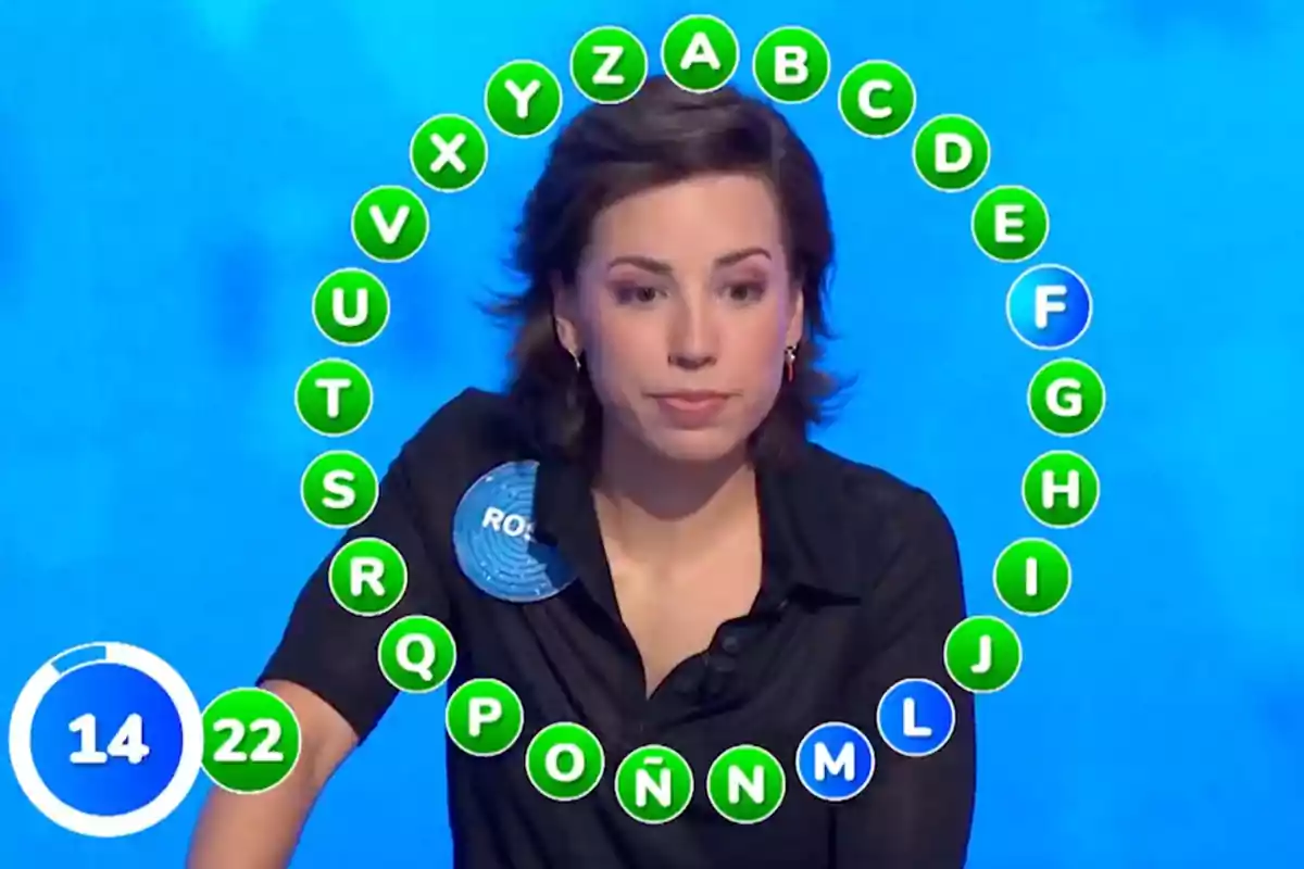 Rosa concursando en un programa de televisión con letras del abecedario en círculo y un cronómetro mostrando 14 segundos. Captura de 'Pasapalabra' Rosa concursando en un programa de televisión con letras del abecedario en círculo y un cronómetro mostrando 14 segundos. Captura de 'Pasapalabra'